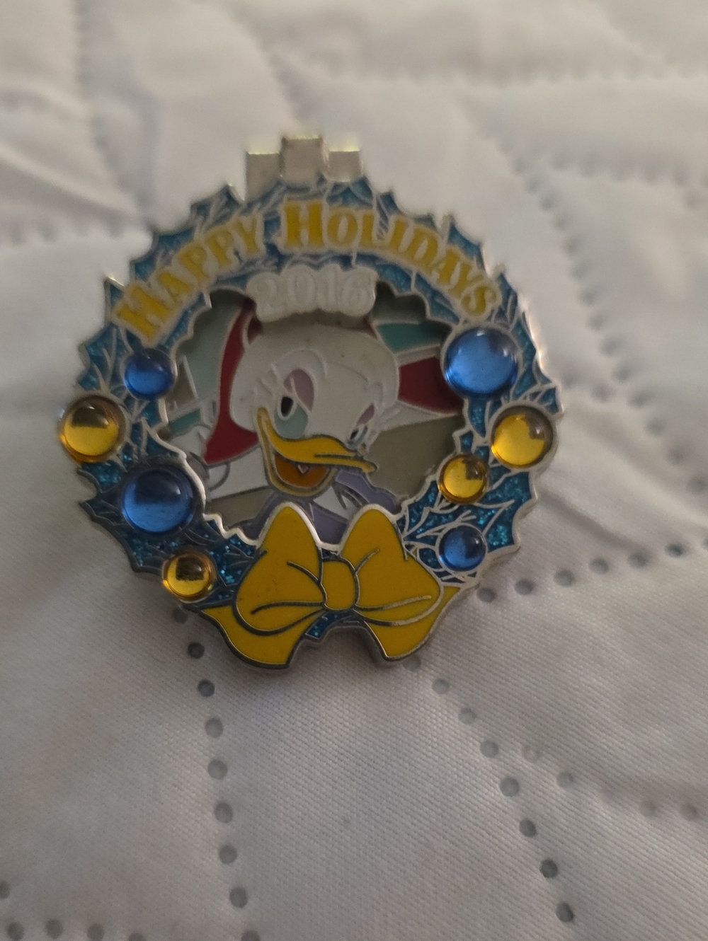 Disney Daisy Duck Holiday Wreath Pin — Yellow & Blue